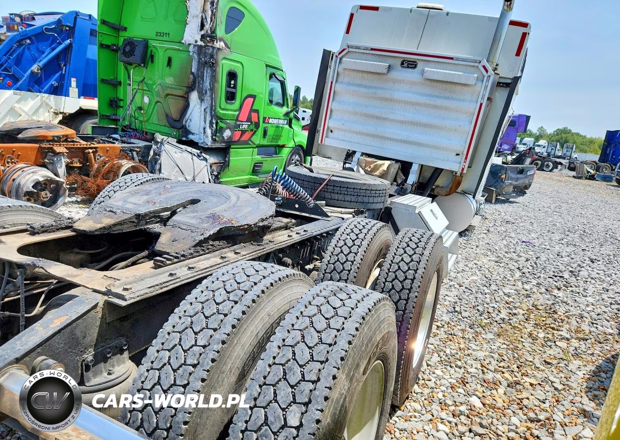 1999 International 9400 Semi Truck VIN:2HSFHAMR9XC079583 - 3