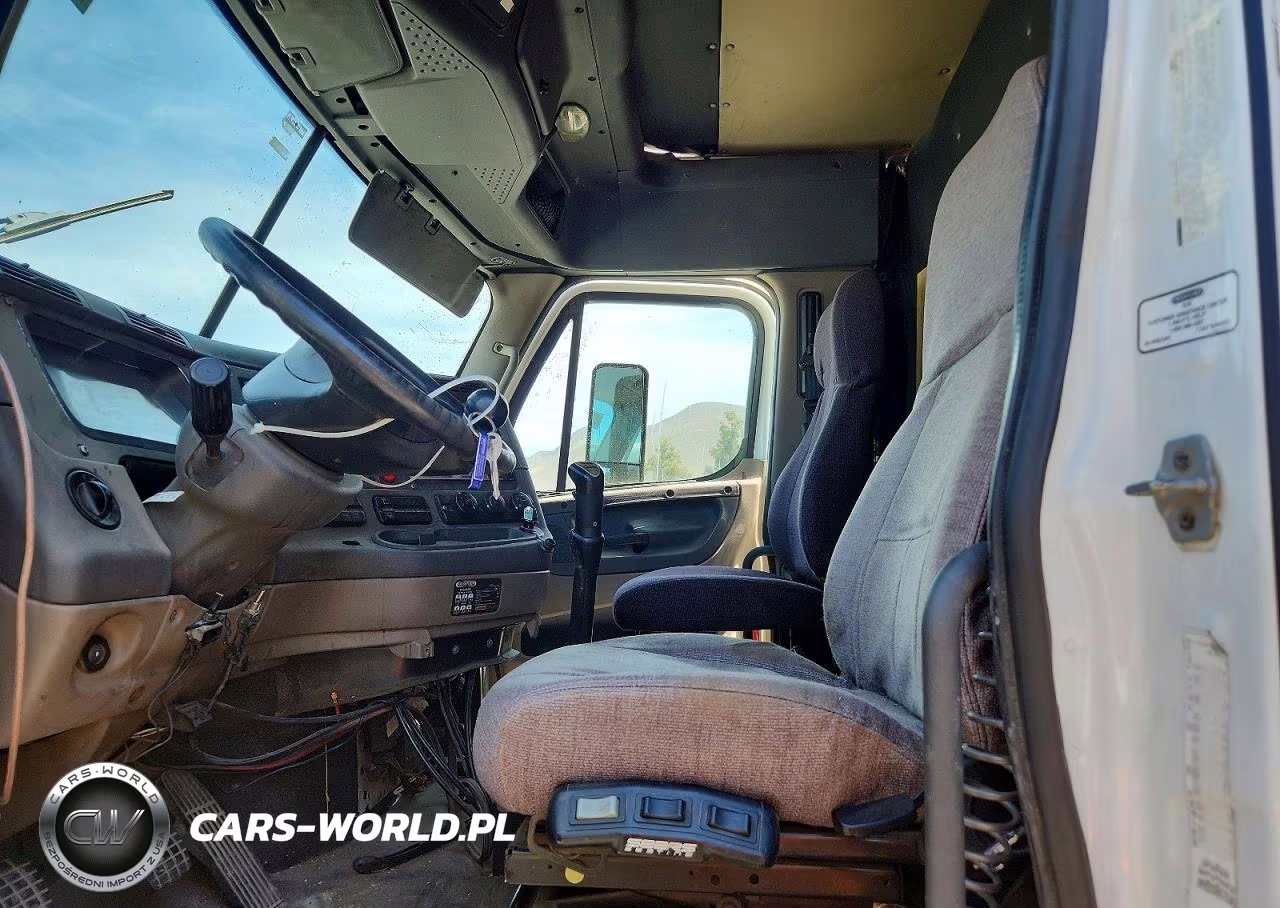 2013 Freightliner Cascadia 125 VIN:3AKJGLBG0DSBU1070 - 7