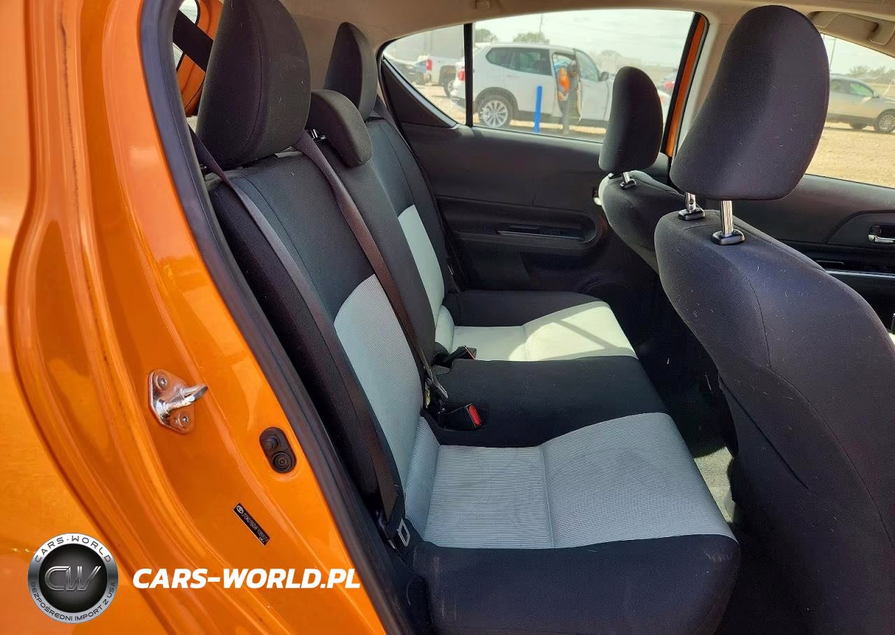 2015 Toyota Prius C Three VIN:JTDKDTB3XF1089018 - 10