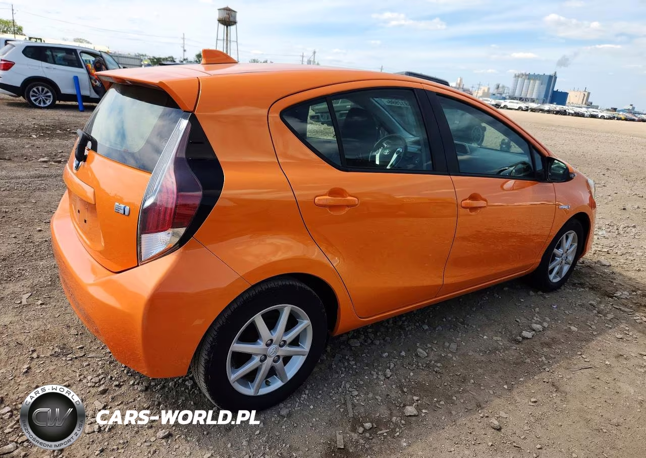 2015 Toyota Prius C Three VIN:JTDKDTB3XF1089018 - 3