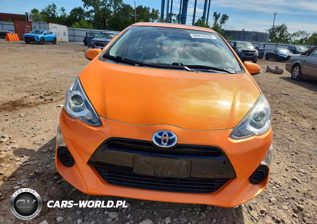 2015 Toyota Prius C Three VIN:JTDKDTB3XF1089018 - 5
