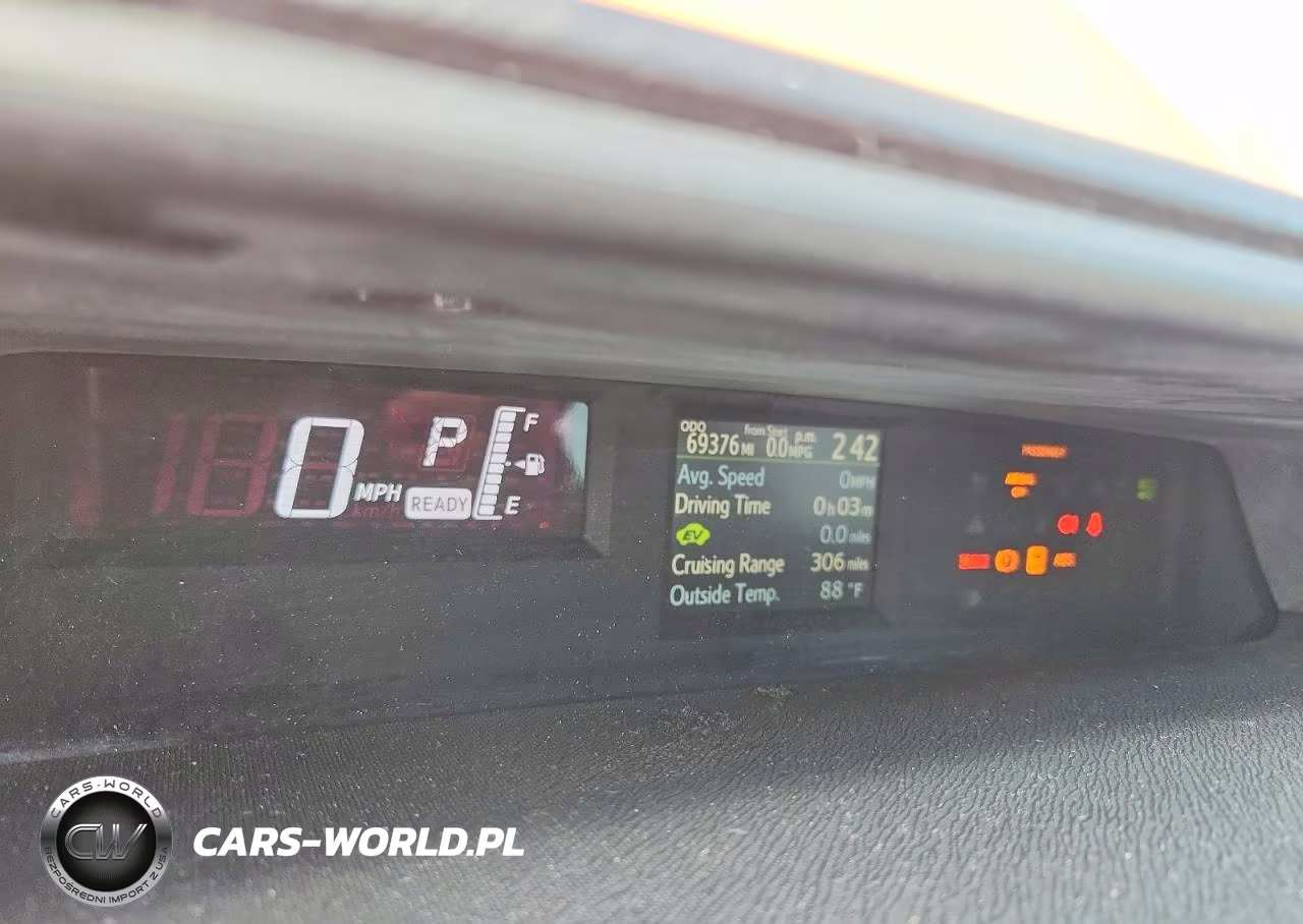 2015 Toyota Prius C Three VIN:JTDKDTB3XF1089018 - 9