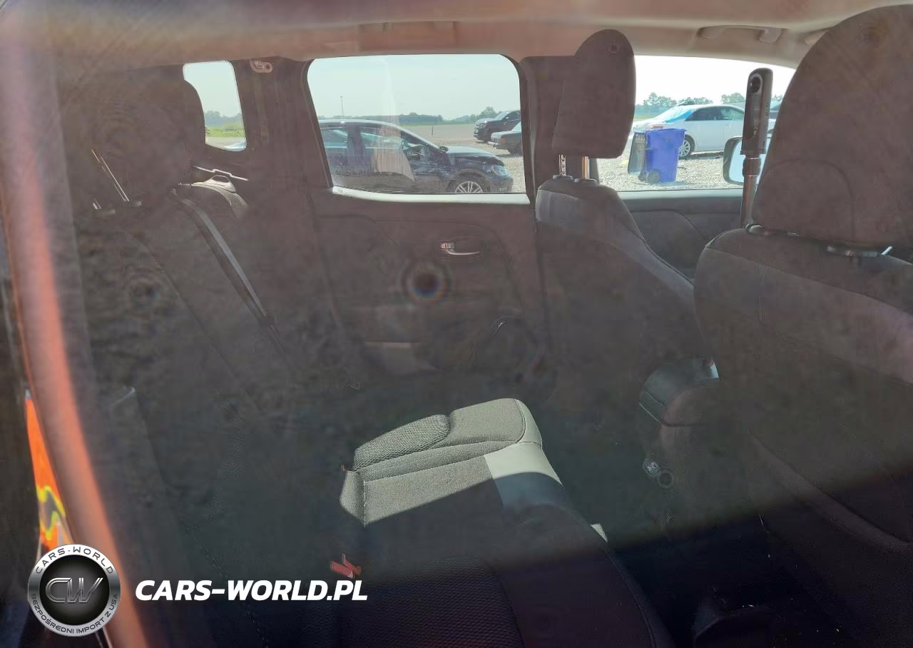 2018 Jeep Renegade Latitude VIN:ZACCJBBBXJPG74768 - 10
