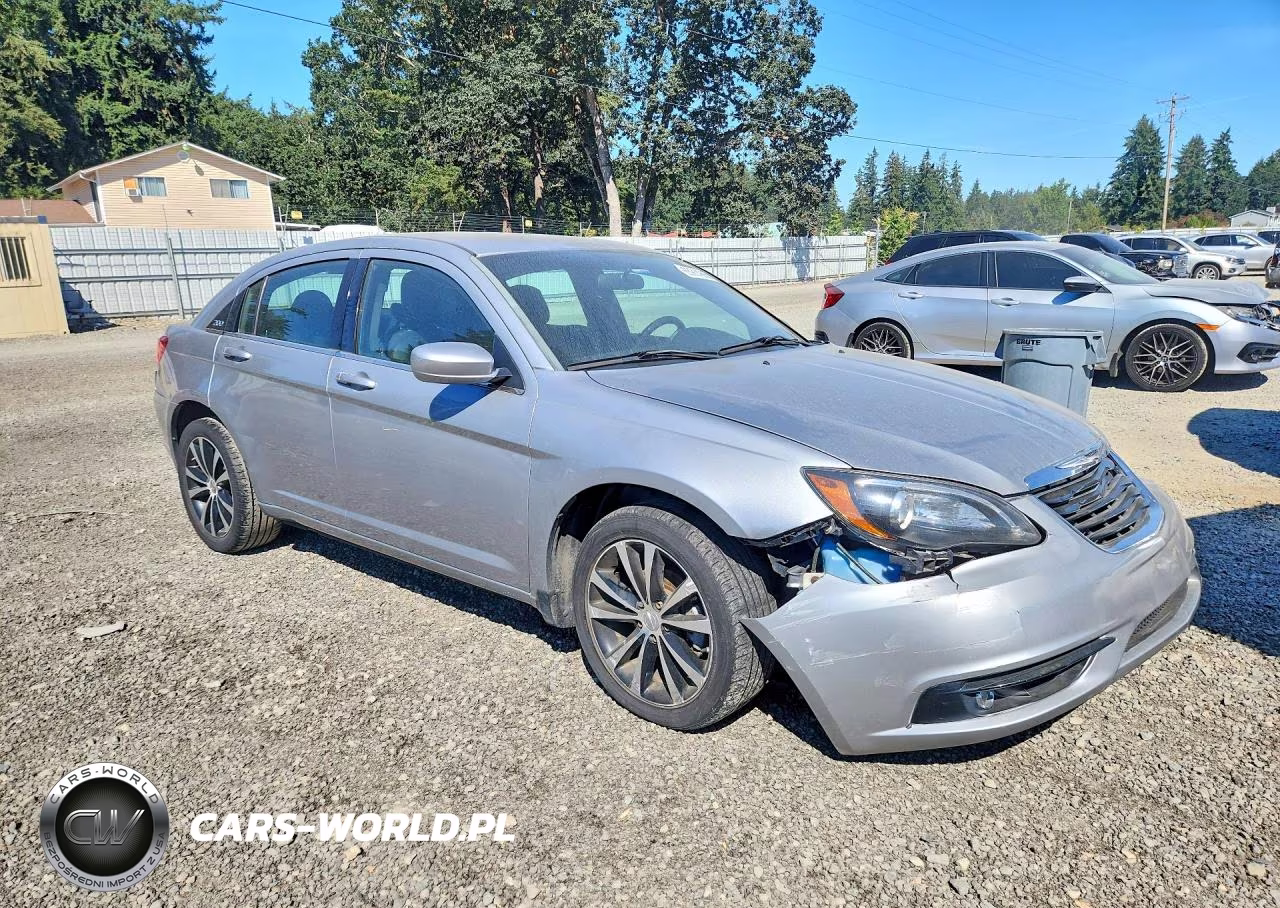 2014 Chrysler 200 Touring VIN:1C3CCBBB6EN132399 - 4