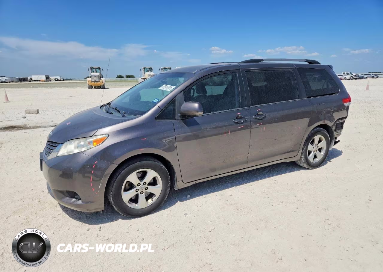 2013 Toyota Sienna Le – zdjęcie 1 z 13