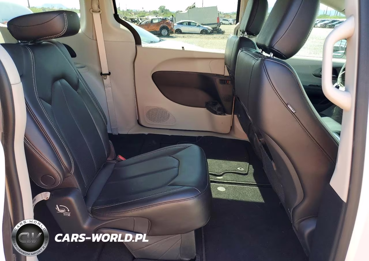 2023 Chrysler Pacifica Touring L VIN:2C4RC1BG8PR558659 - 11
