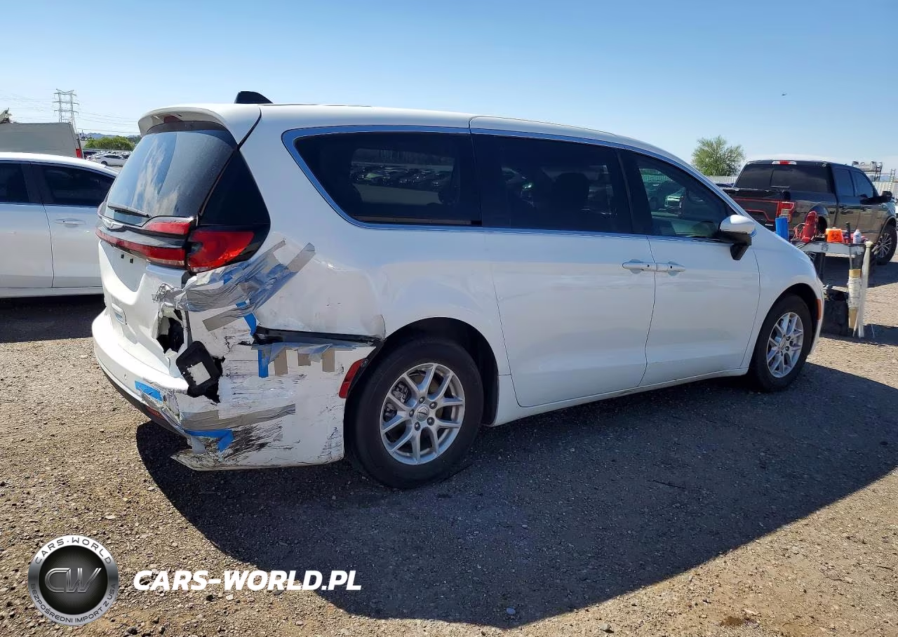 2023 Chrysler Pacifica Touring L VIN:2C4RC1BG8PR558659 - 3