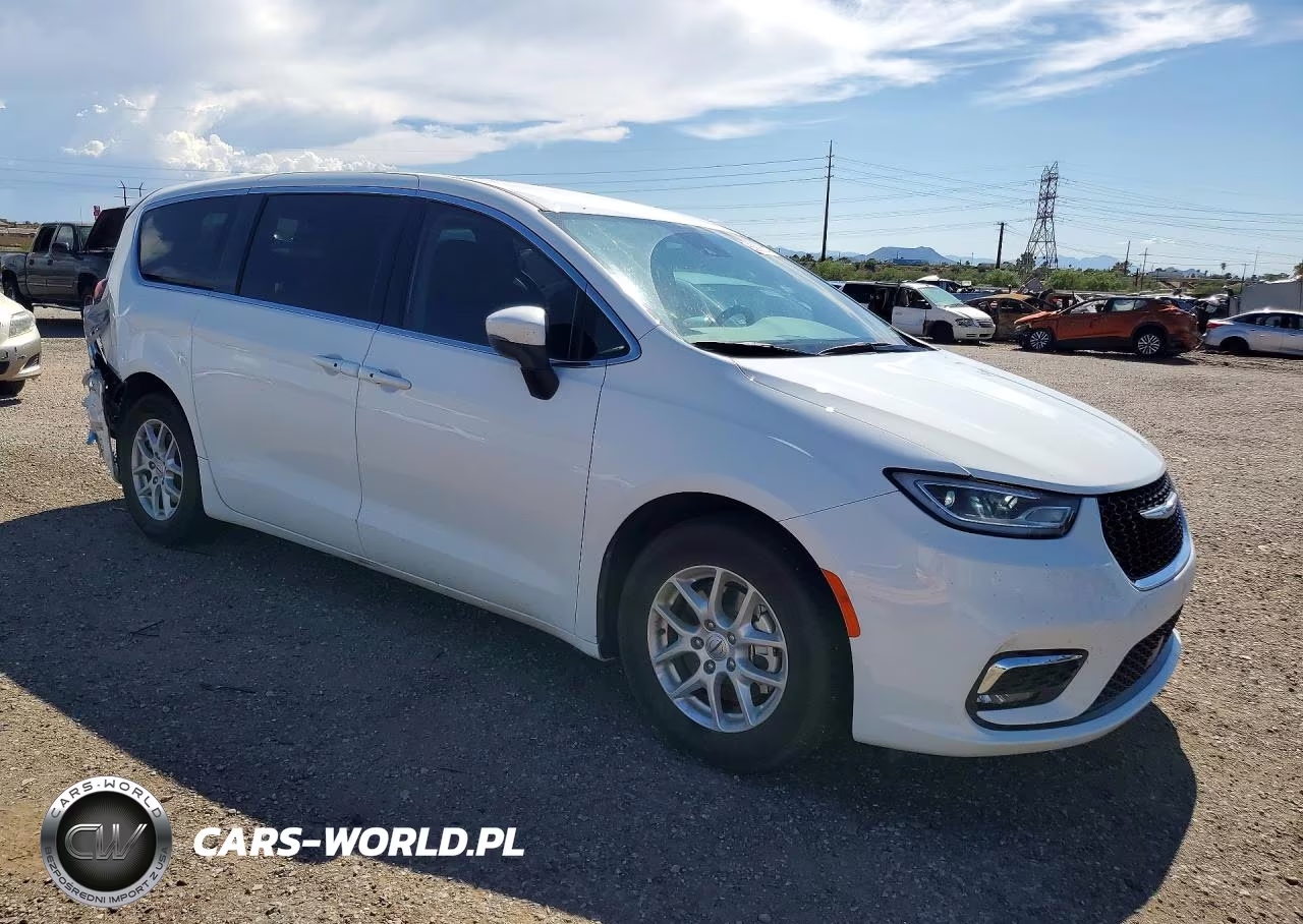 2023 Chrysler Pacifica Touring L VIN:2C4RC1BG8PR558659 - 4