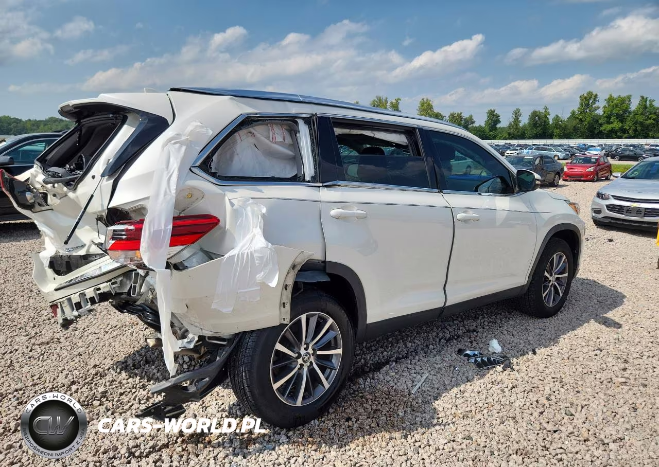 2019 Toyota Highlander Xle VIN:5TDKZRFH0KS569849 - 3