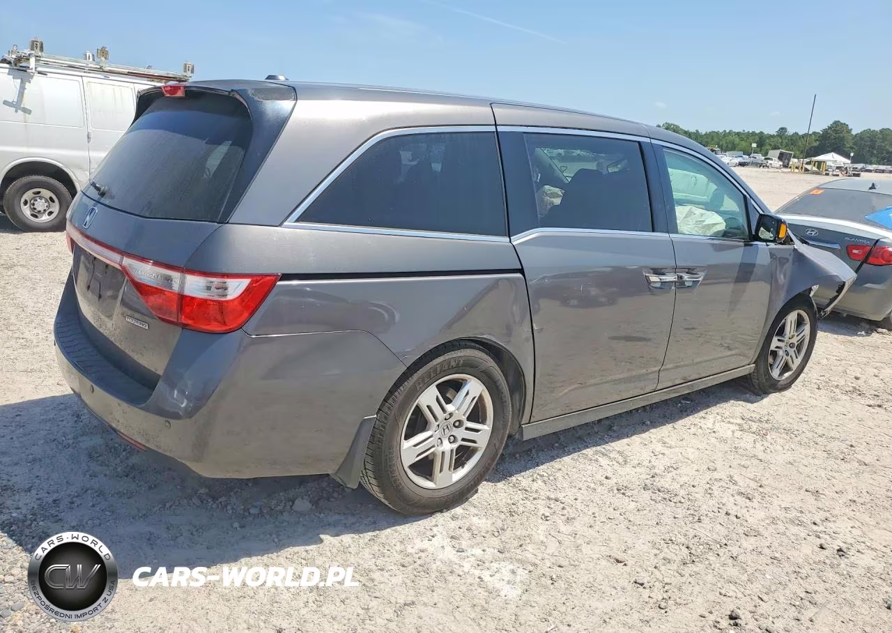 2013 Honda Odyssey Touring VIN:5FNRL5H97DB075767 - 3