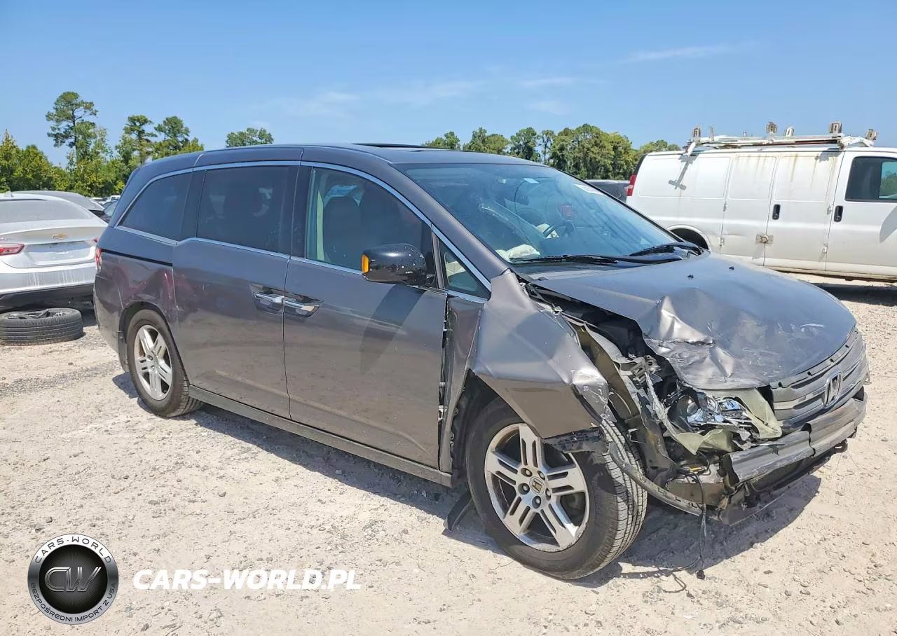 2013 Honda Odyssey Touring VIN:5FNRL5H97DB075767 - 4