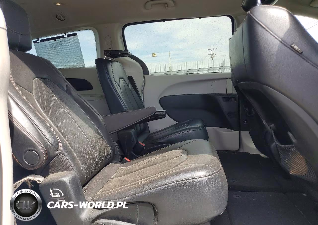 2018 Chrysler Pacifica Touring L VIN:2C4RC1BGXJR110558 - 11
