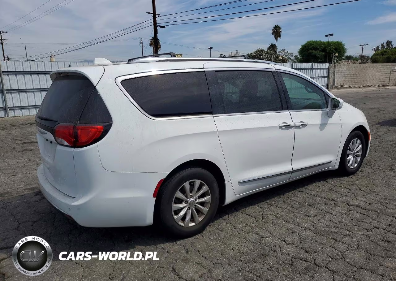 2018 Chrysler Pacifica Touring L VIN:2C4RC1BGXJR110558 - 3