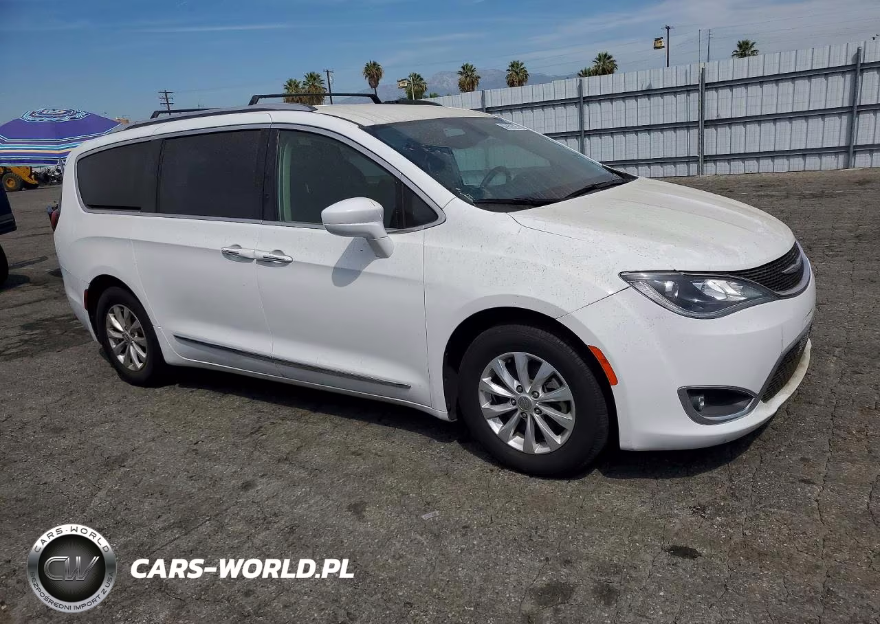 2018 Chrysler Pacifica Touring L VIN:2C4RC1BGXJR110558 - 4