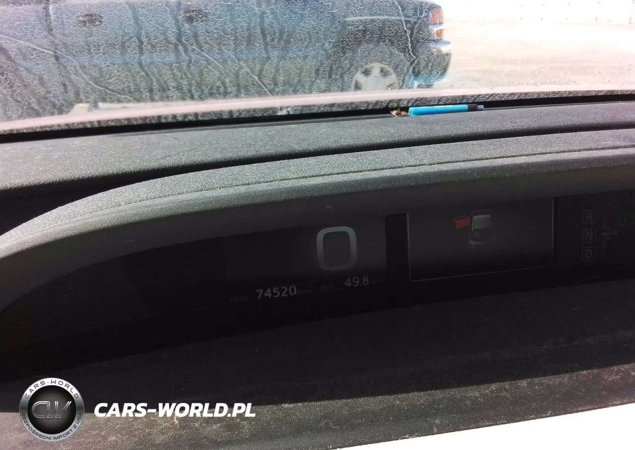 2018 Toyota Prius Three VIN:JTDKARFU2J3066764 - 9