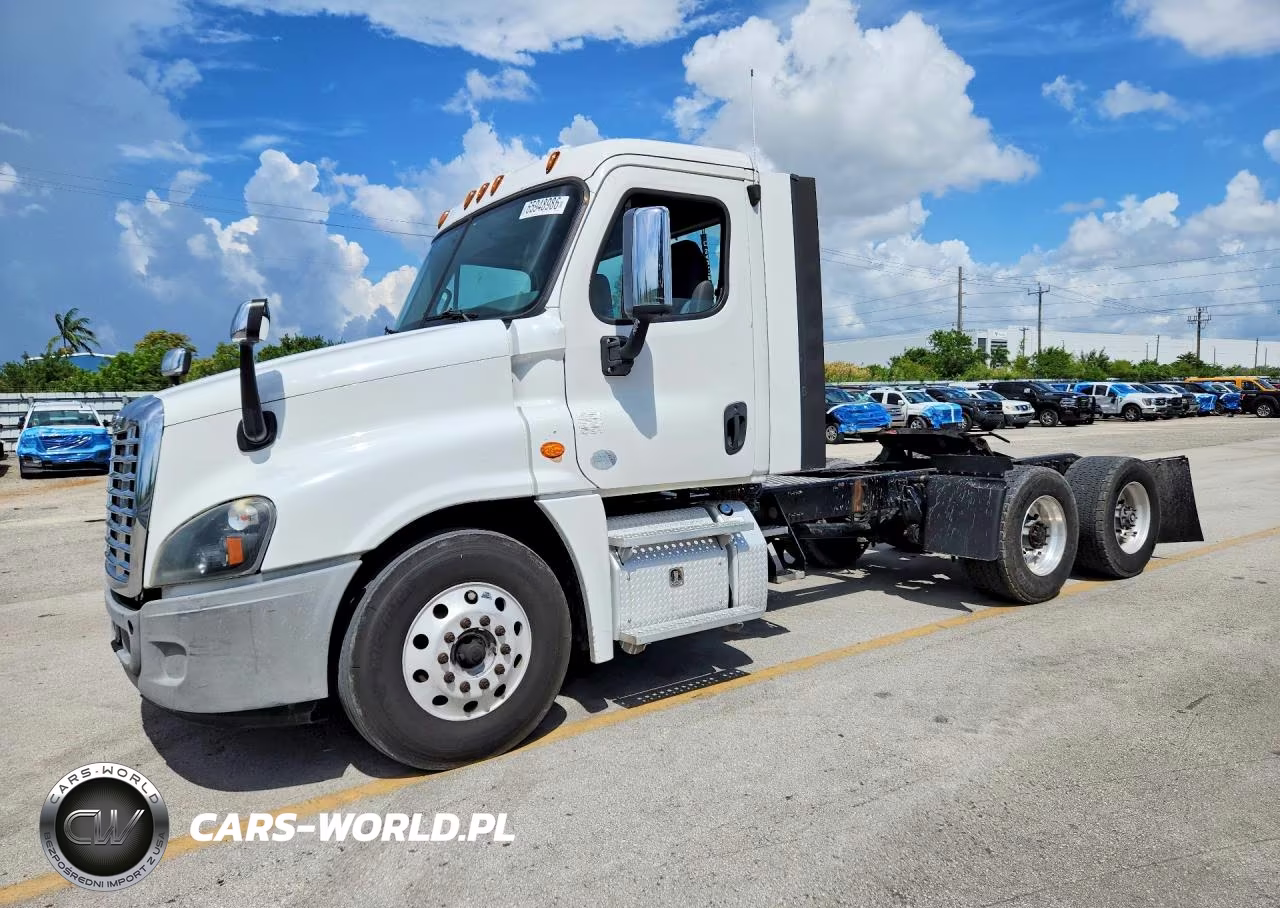 2018 Freightliner Cascadia 1 - Trucks