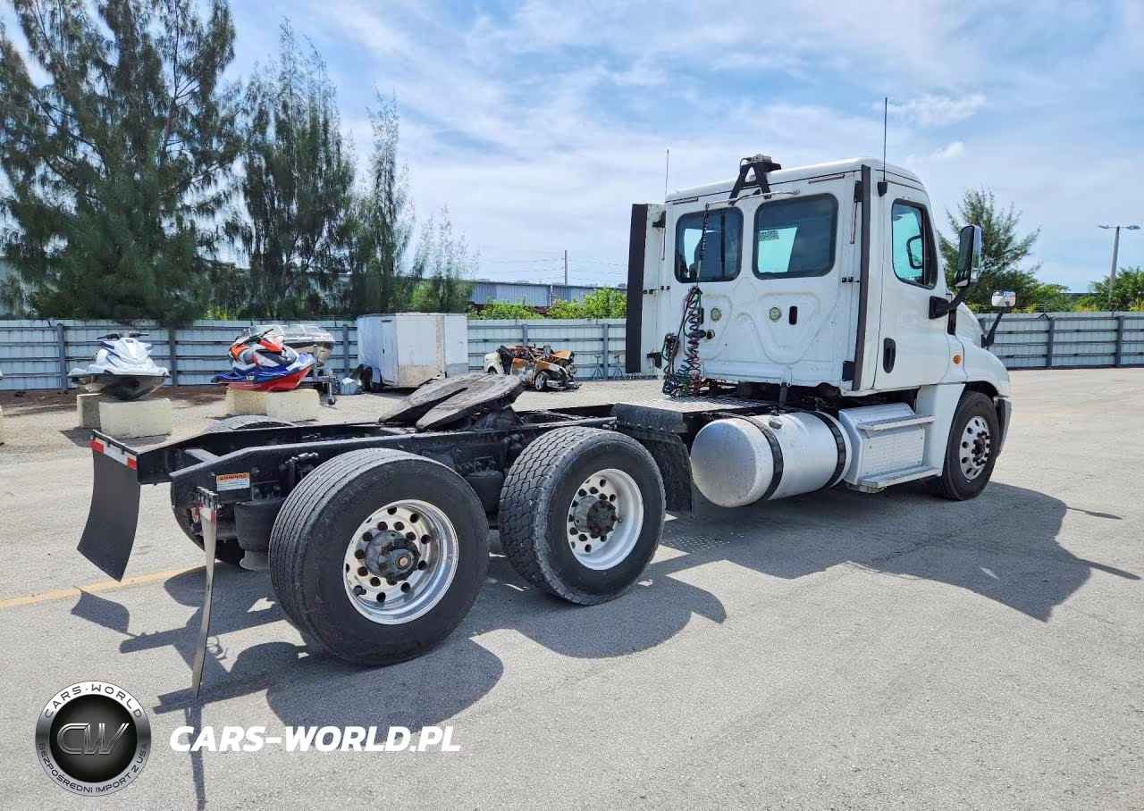 2018 Freightliner Cascadia 1 - Trucks VIN:1FUGGEDV0JLHB4053 - 3