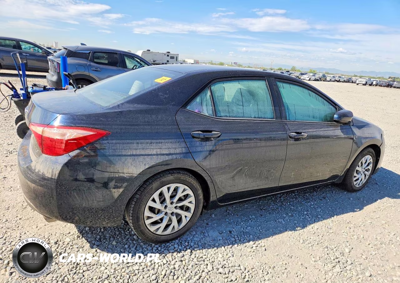 2018 Toyota Corolla Le VIN:5YFBURHE7JP853021 - 3