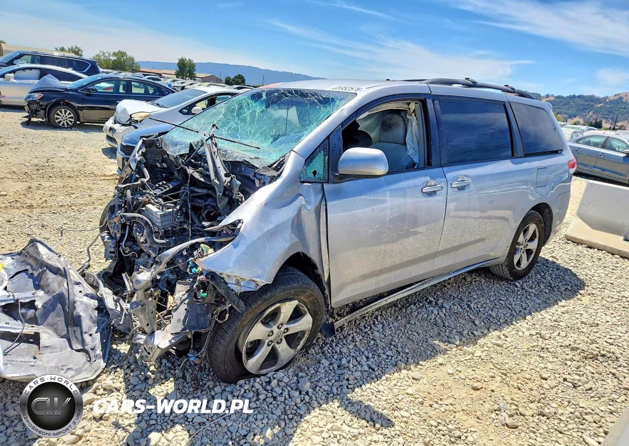 2011 Toyota Sienna Le – zdjęcie 1 z 13