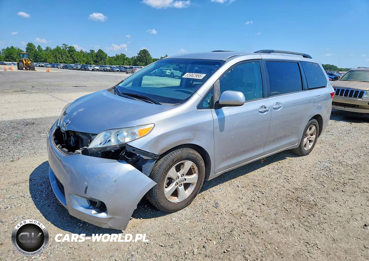 2017 Toyota Sienna Le – zdjęcie 1 z 13
