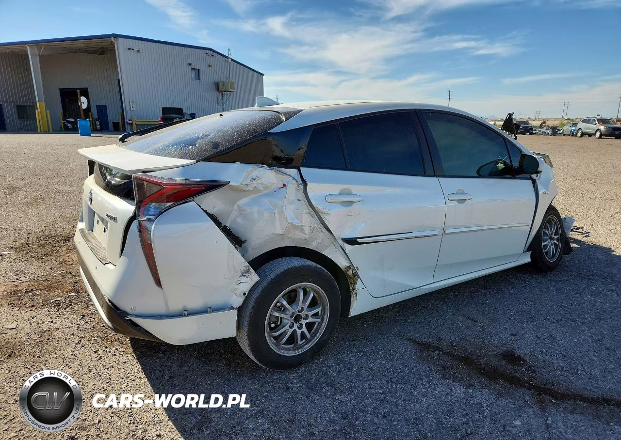 2018 Toyota Prius Three VIN:JTDKARFU6J3055816 - 3
