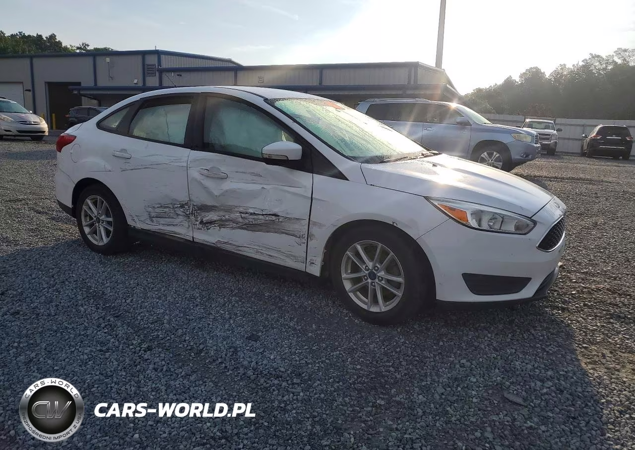 2016 Ford Focus Se VIN:1FADP3F21GL393268 - 4