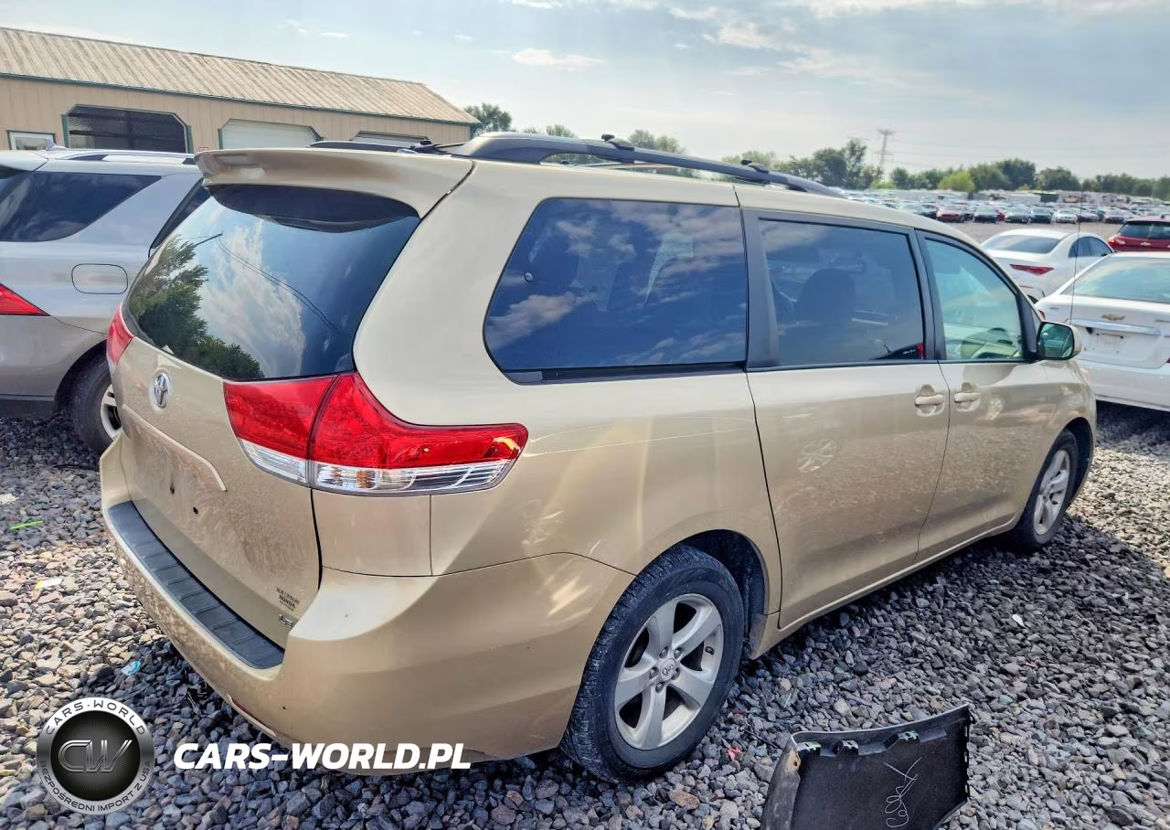 2011 Toyota Sienna VIN:5TDKK3DC1BS022923 - 3