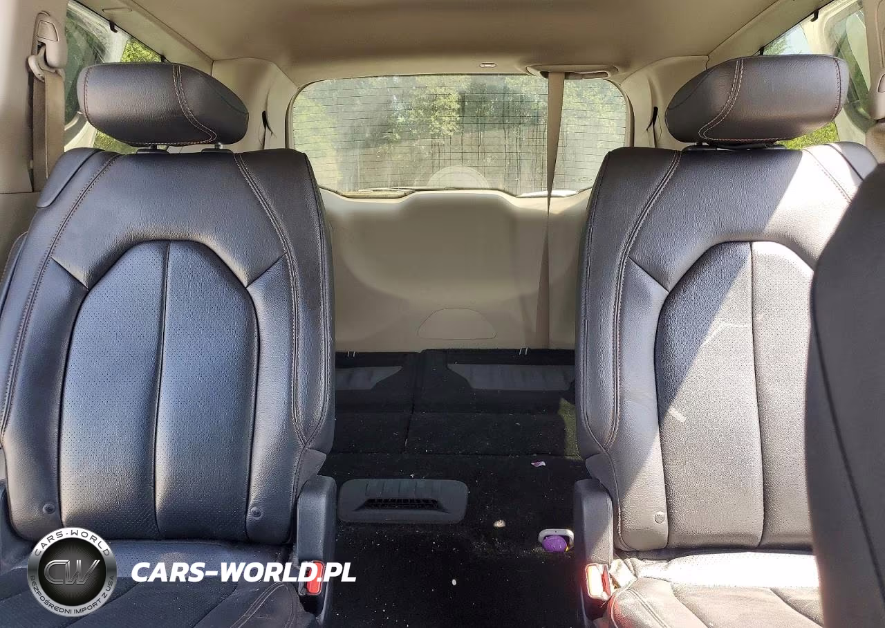 2019 Chrysler Pacifica Touring L VIN:2C4RC1BG9KR604377 - 10