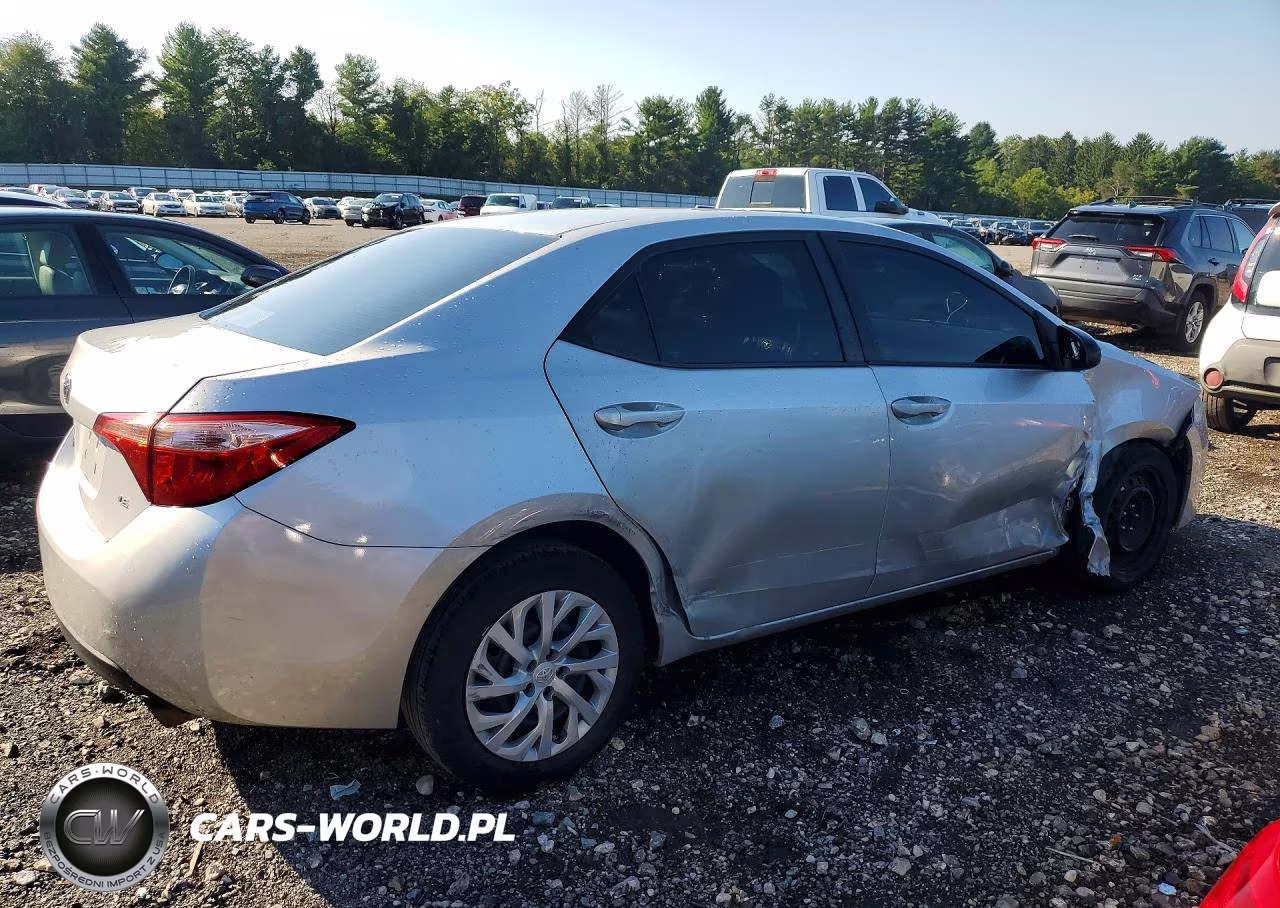 2018 Toyota Corolla Le VIN:5YFBURHEXJP805044 - 3