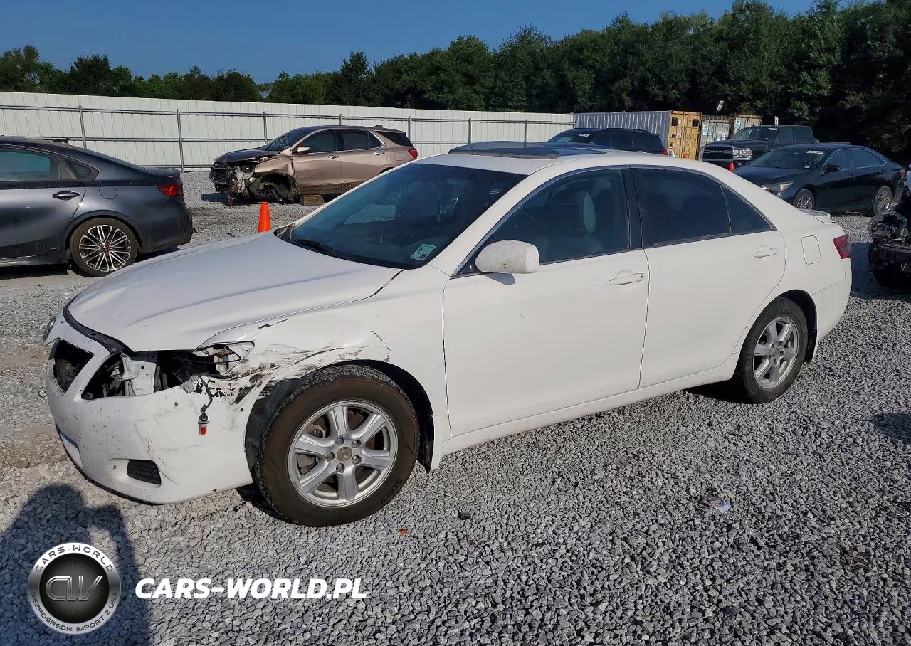 2010 Toyota Camry Le – zdjęcie 1 z 13