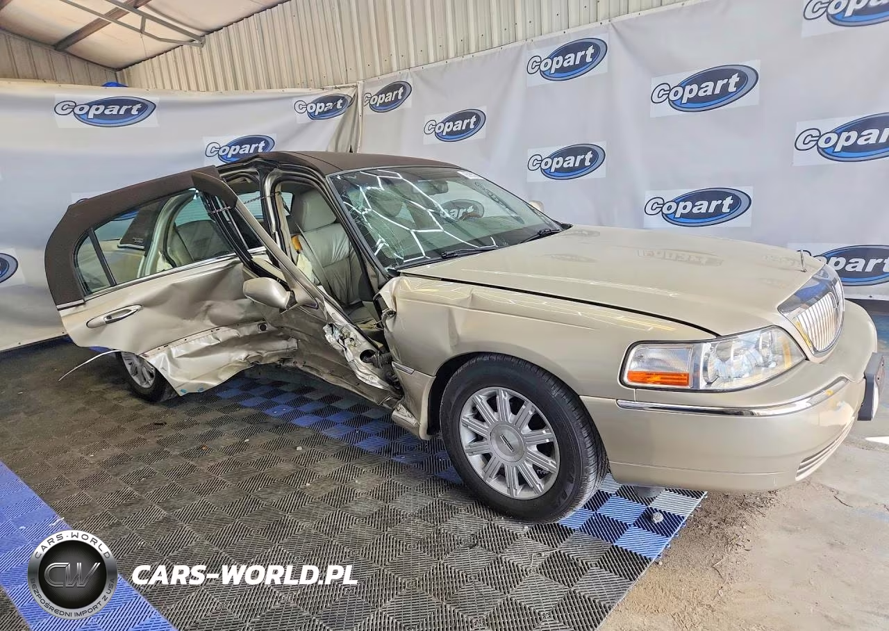 2011 Lincoln Town Car Signature Limited VIN:2LNBL8CV1BX756104 - 4