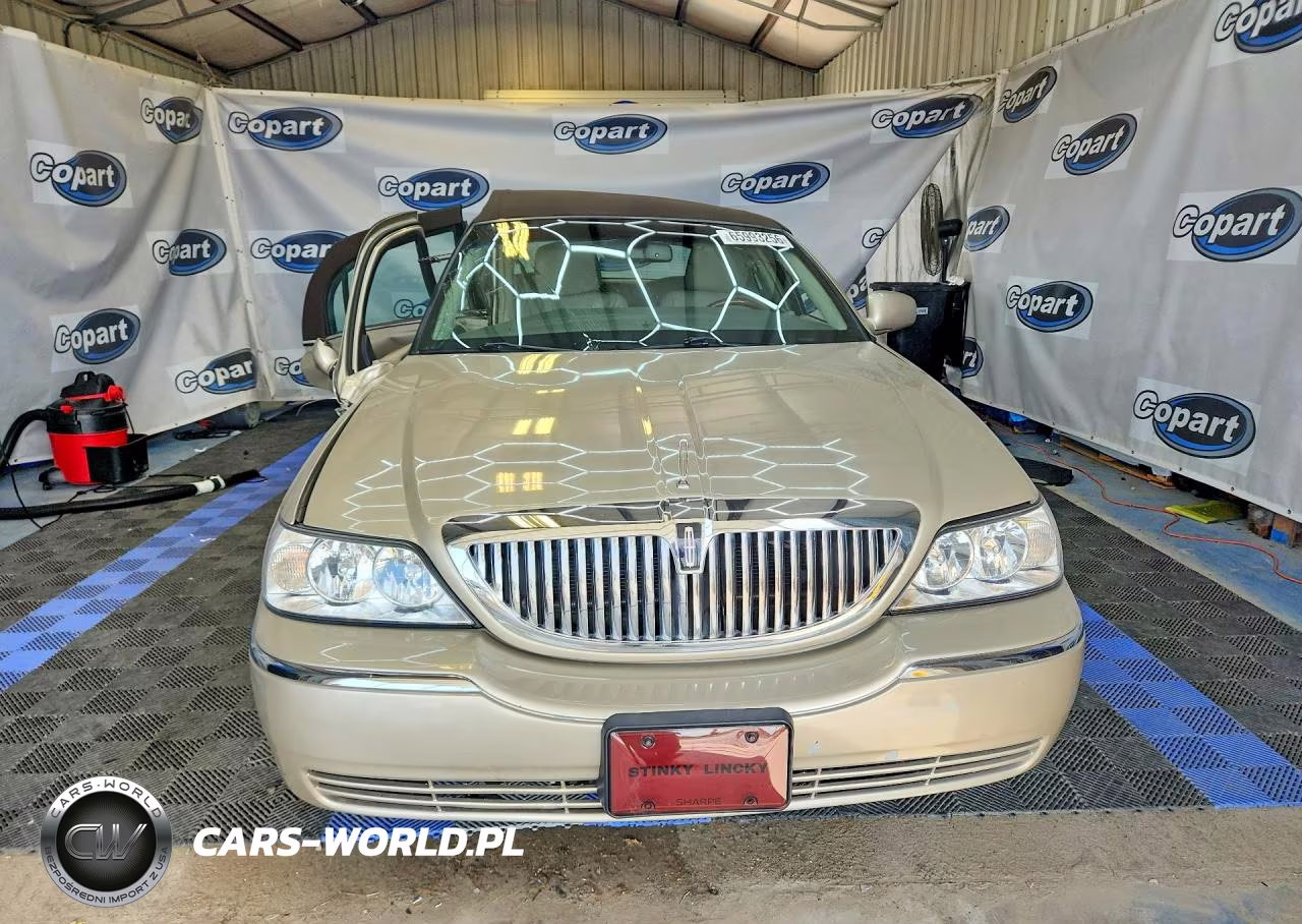 2011 Lincoln Town Car Signature Limited VIN:2LNBL8CV1BX756104 - 5