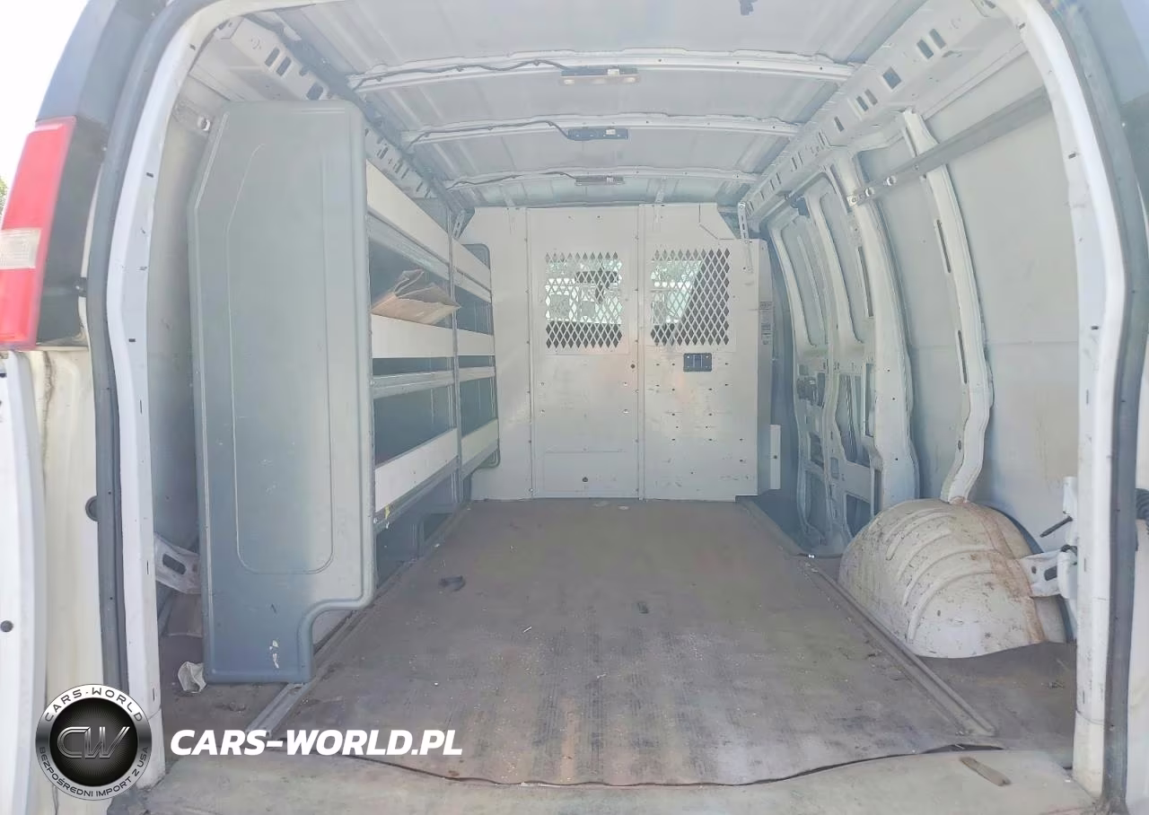 2018 Chevrolet Express G2500 VIN:1GCWGAFP1J1263822 - 10