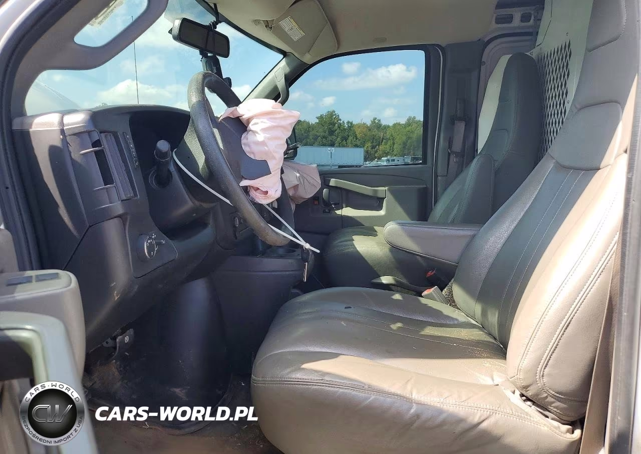 2018 Chevrolet Express G2500 VIN:1GCWGAFP1J1263822 - 7
