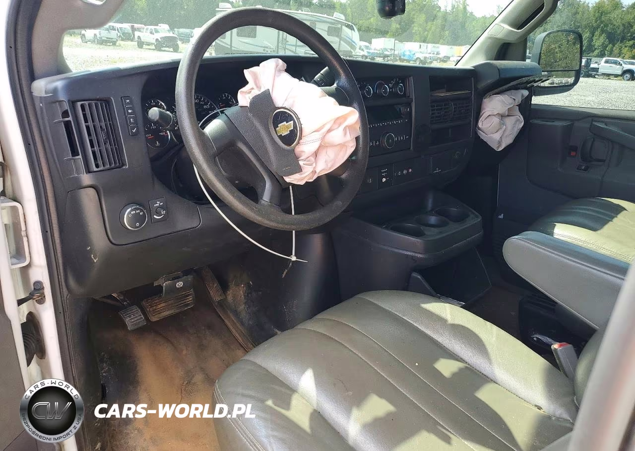 2018 Chevrolet Express G2500 VIN:1GCWGAFP1J1263822 - 8