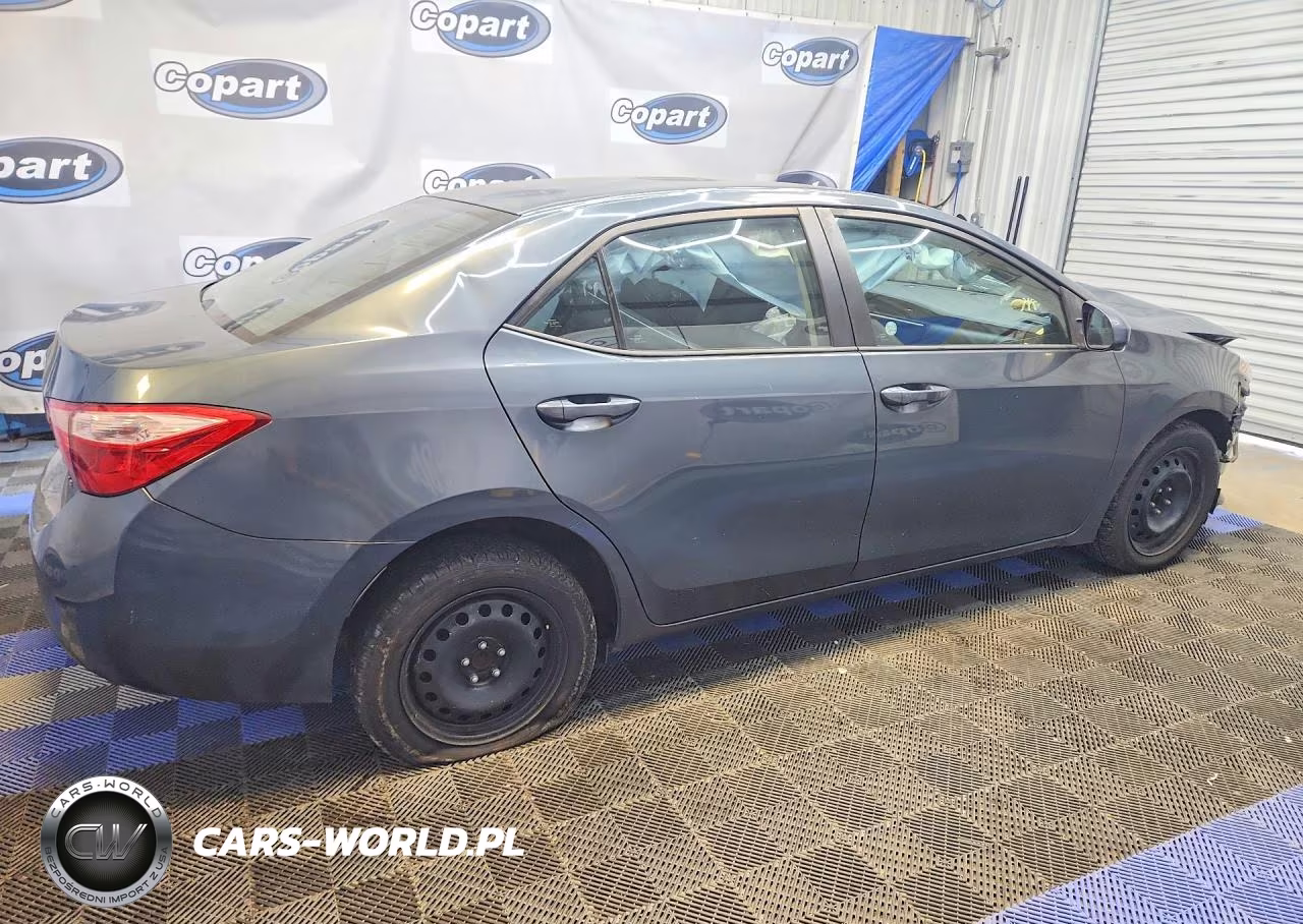 2018 Toyota Corolla Le VIN:5YFBURHE1JP817972 - 3