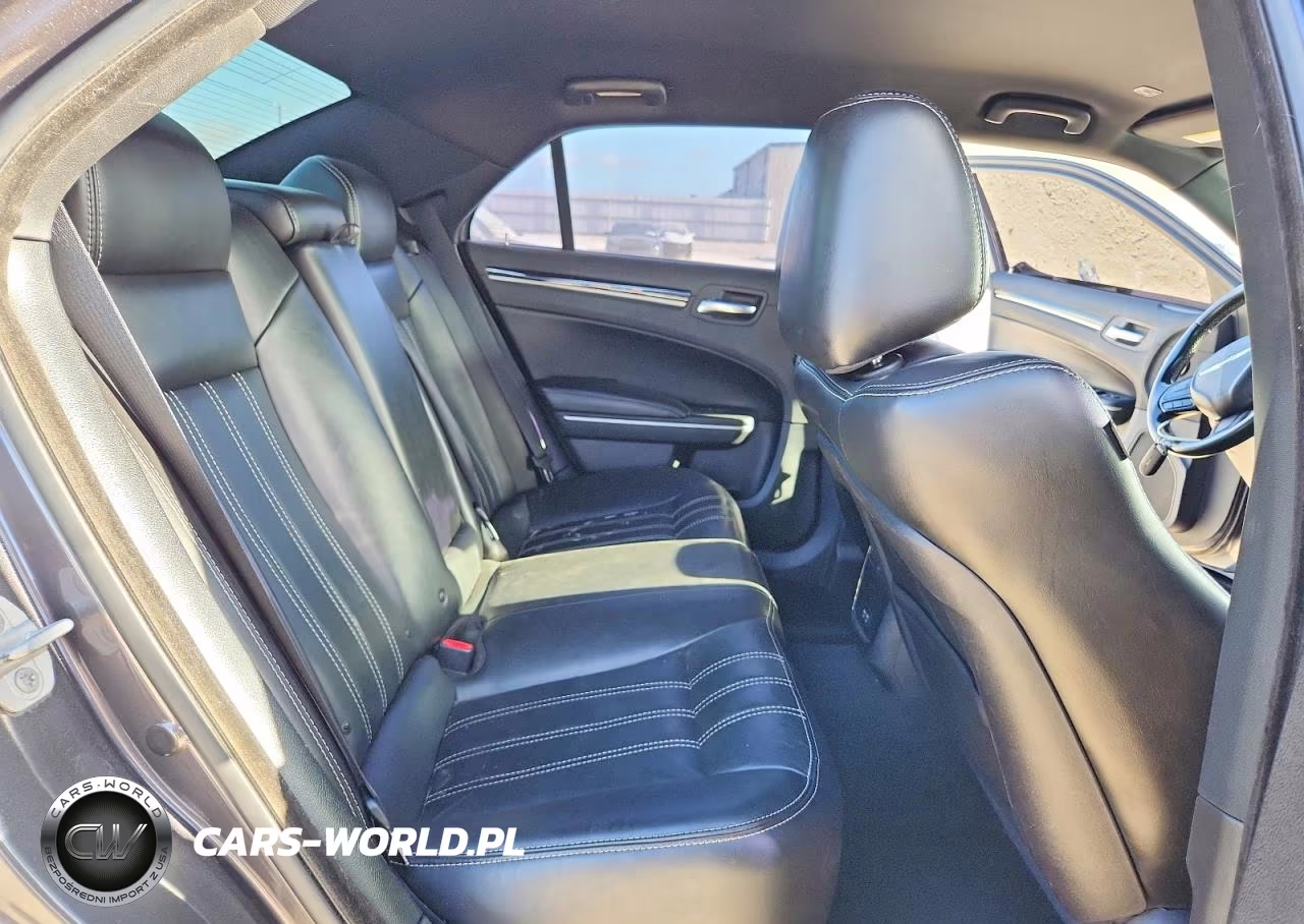 2019 Chrysler 300 S VIN:2C3CCAGGXKH569793 - 10