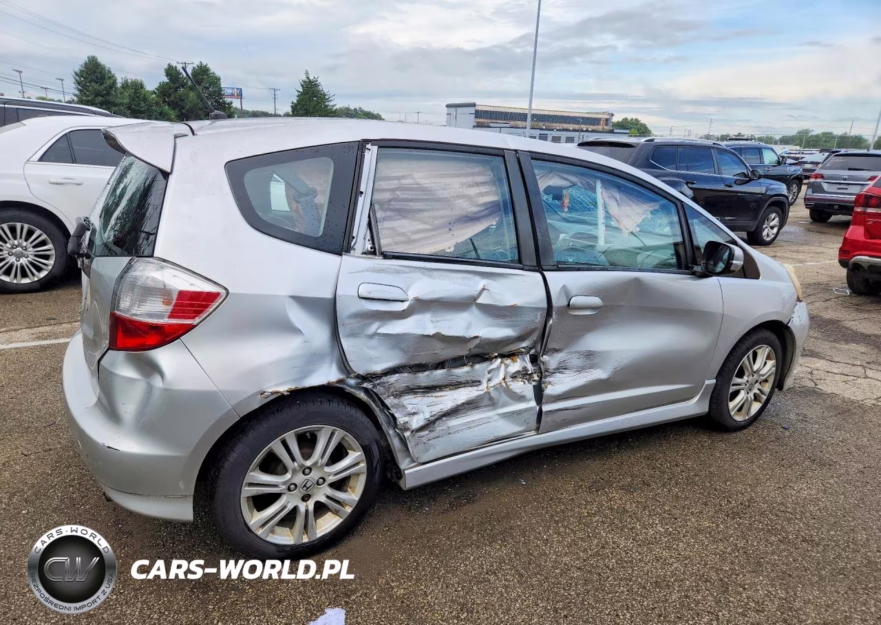 2011 Honda Fit Sport VIN:JHMGE8H56BC013950 - 3