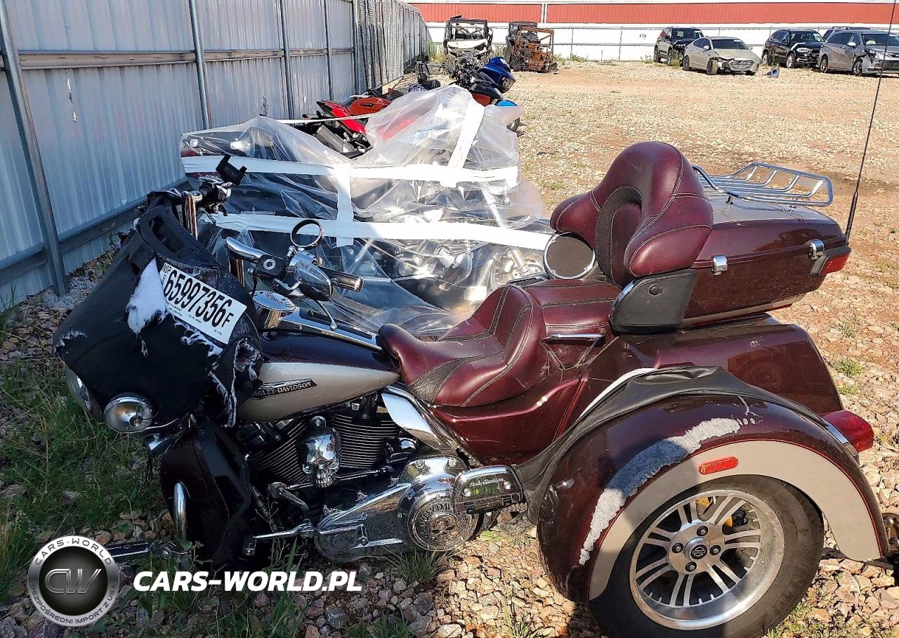 2018 Harley-Davidson Flhtcutg Tri Glide Ultra VIN:1HD1MAD14JB851322 - 3
