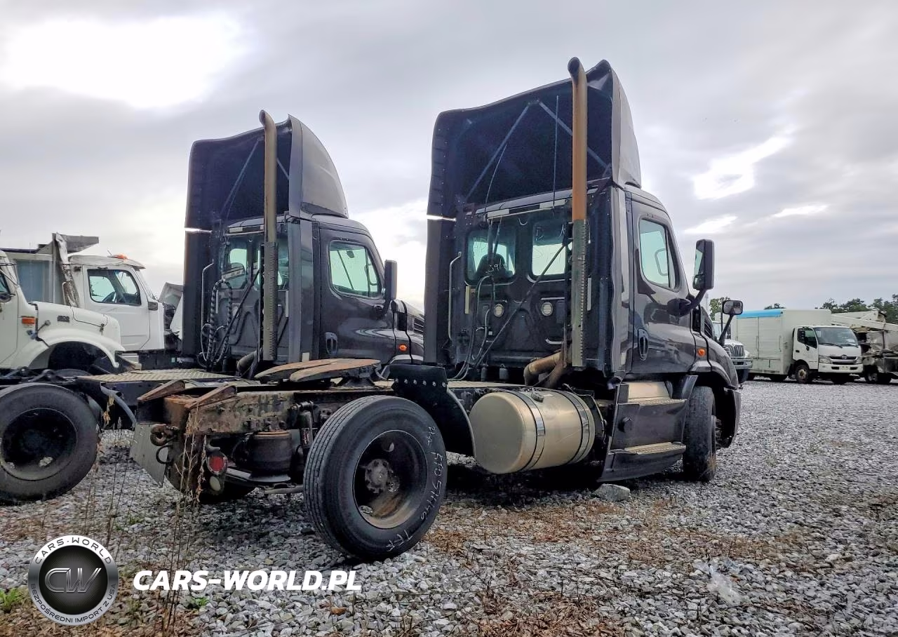 2017 Freightliner Cascadia 113 Semi Truck VIN:1FUBGBDV0HLHH2246 - 3