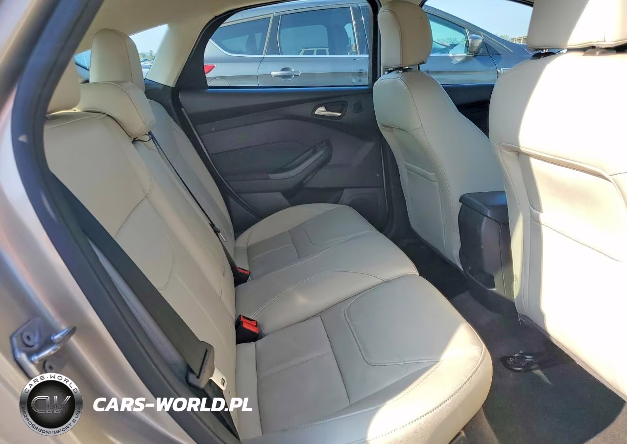 2018 Ford Focus Titanium VIN:1FADP3N23JL308679 - 10