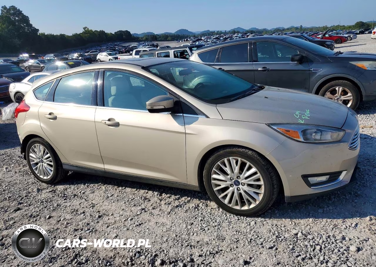2018 Ford Focus Titanium VIN:1FADP3N23JL308679 - 4
