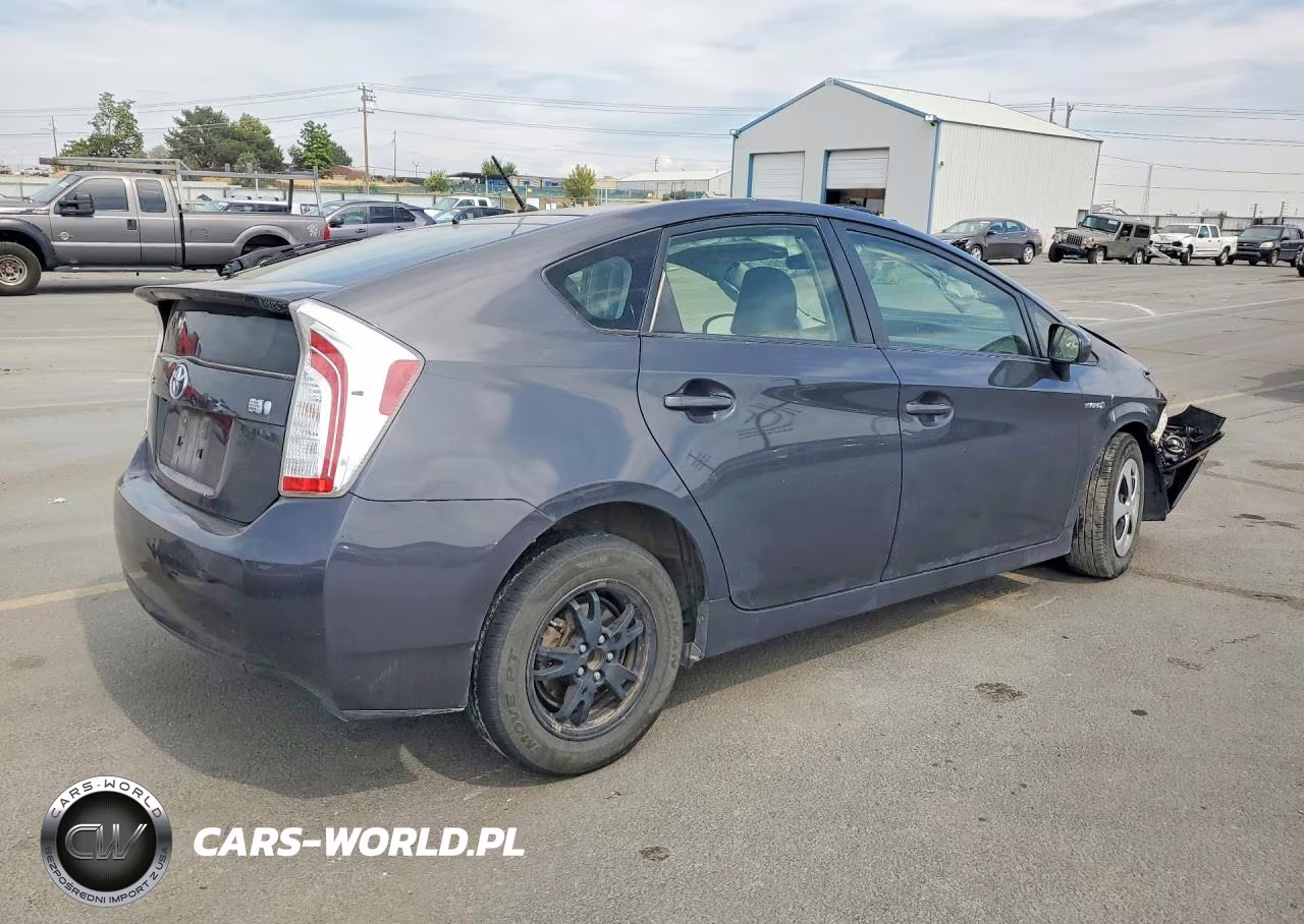 2015 Toyota Prius Two VIN:JTDKN3DU2F0405696 - 3