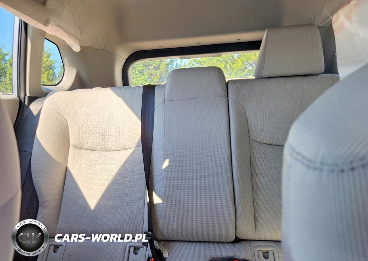2025 Toyota Corolla Cross L VIN:7MUAAABG9SV121553 - 10