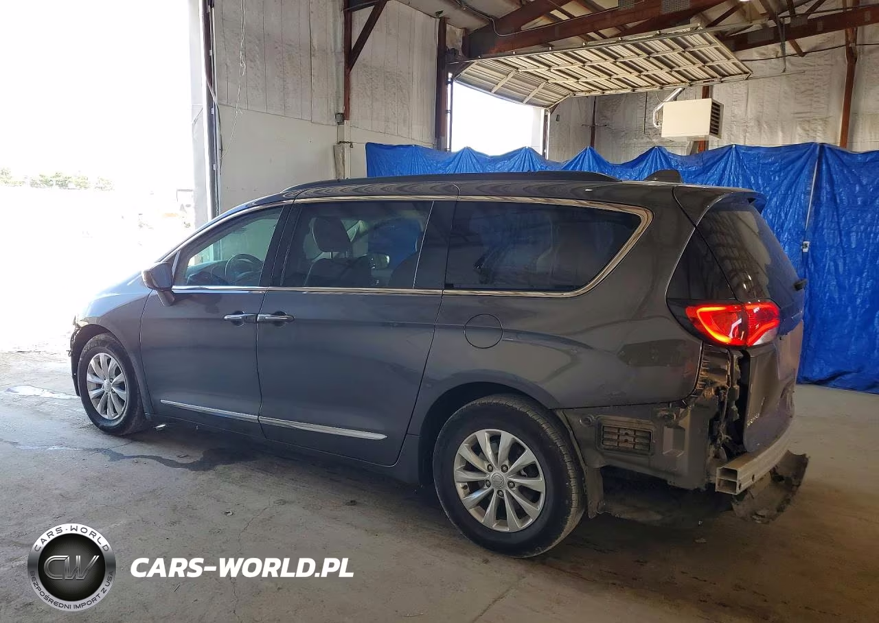 2017 Chrysler Pacifica Touring L VIN:2C4RC1BG3HR569876 - 2