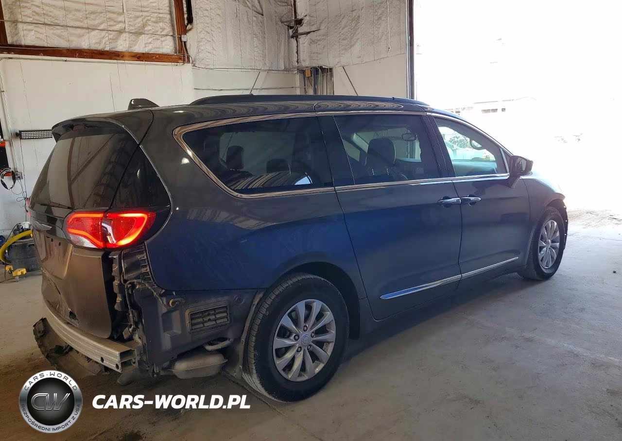2017 Chrysler Pacifica Touring L VIN:2C4RC1BG3HR569876 - 3