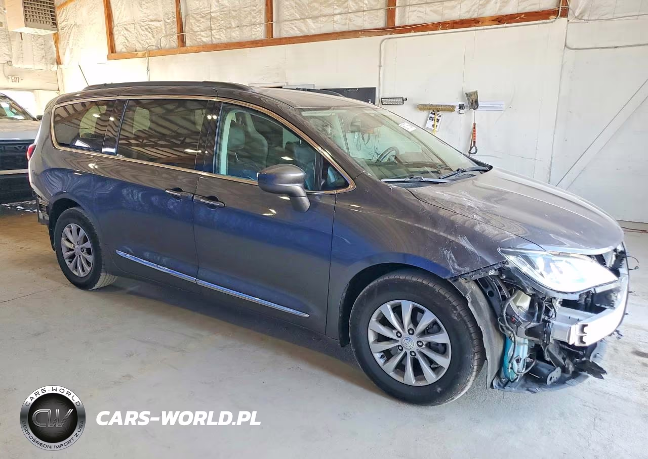 2017 Chrysler Pacifica Touring L VIN:2C4RC1BG3HR569876 - 4