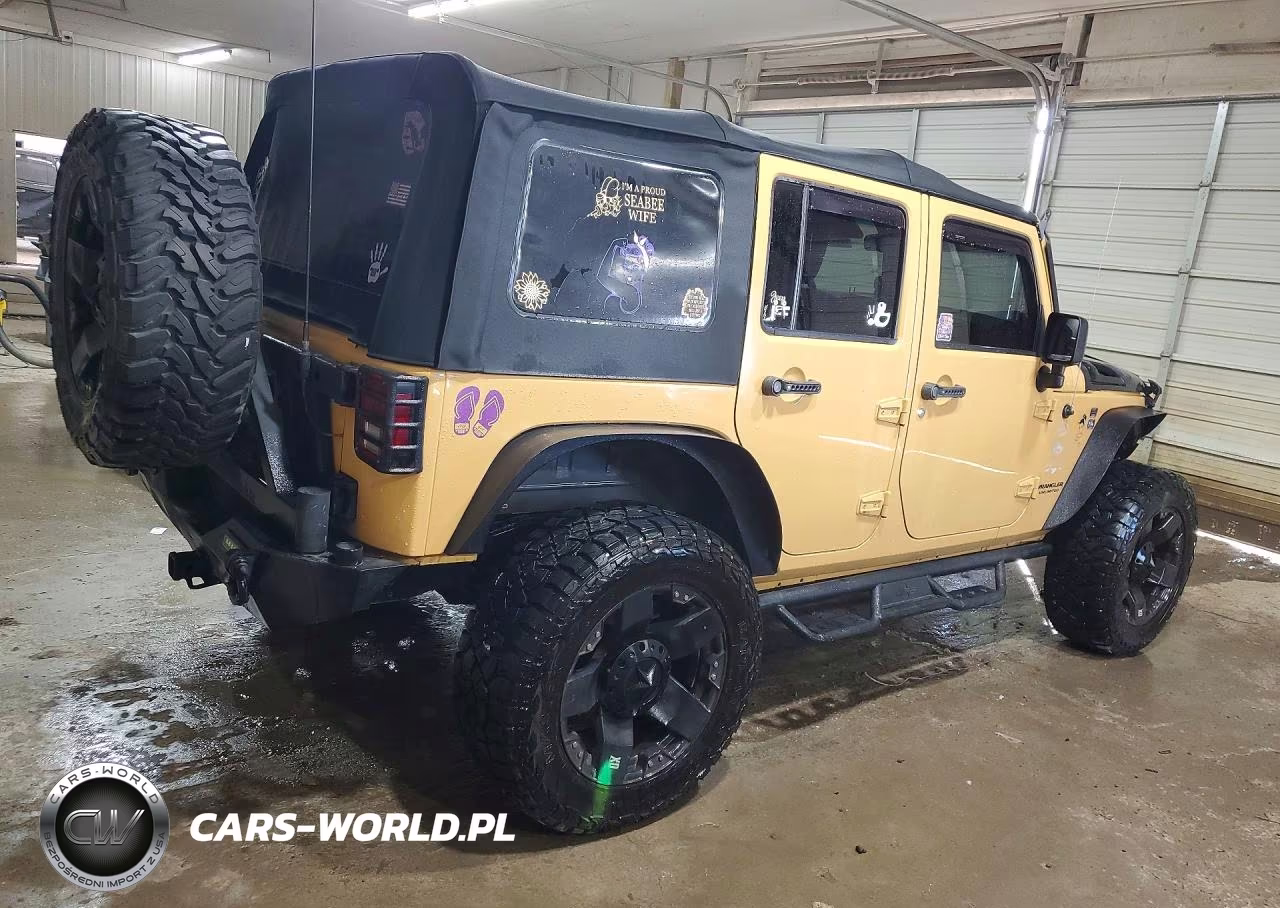 2014 Jeep Wrangler Unlimited Sahara VIN:1C4HJWEG3EL136394 - 3