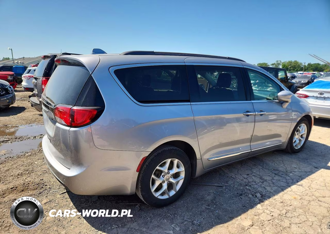 2017 Chrysler Pacifica Touring L VIN:2C4RC1BG9HR810145 - 3