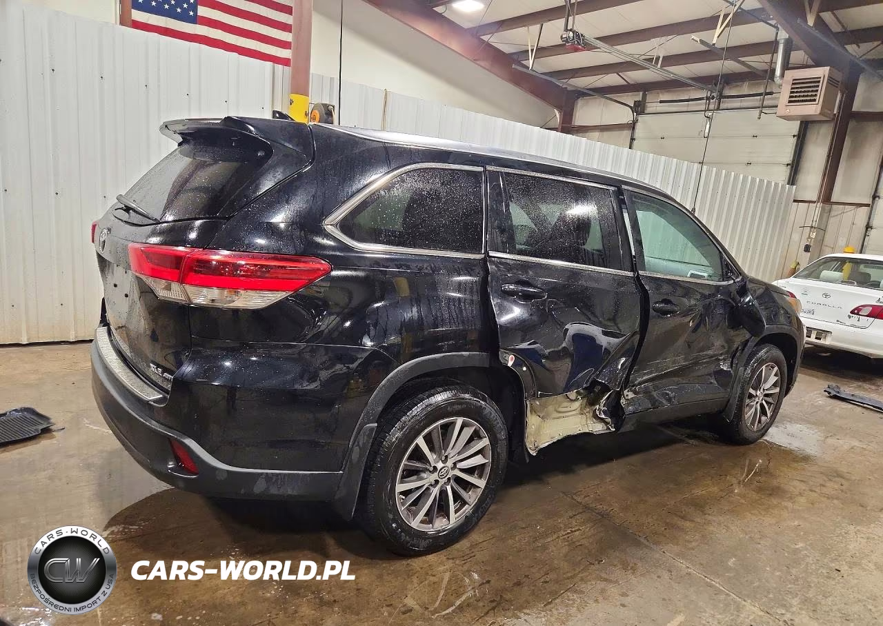 2018 Toyota Highlander Xle VIN:5TDJZRFH5JS884530 - 3